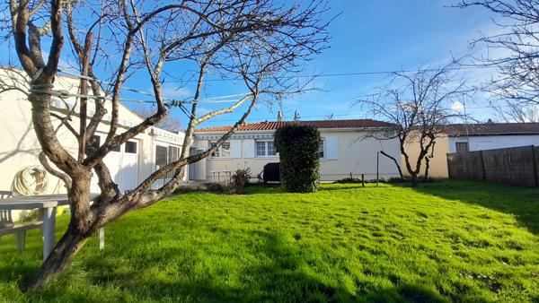 ROCHEFORT - Maison de plain-pied de 102 m² - 3 chambres - Garage et beau jardin clos