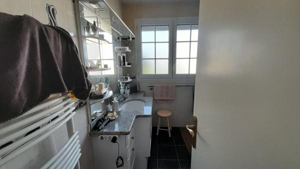 ROCHEFORT - Maison de plain-pied de 102 m² - 3 chambres - Garage et beau jardin clos