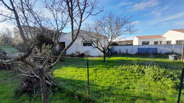 ROCHEFORT - Maison de plain-pied de 102 m² - 3 chambres - Garage et beau jardin clos