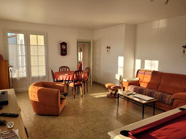 ROCHEFORT - Maison de plain-pied de 102 m² - 3 chambres - Garage et beau jardin clos