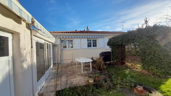ROCHEFORT - Maison de plain-pied de 102 m² - 3 chambres - Garage et beau jardin clos