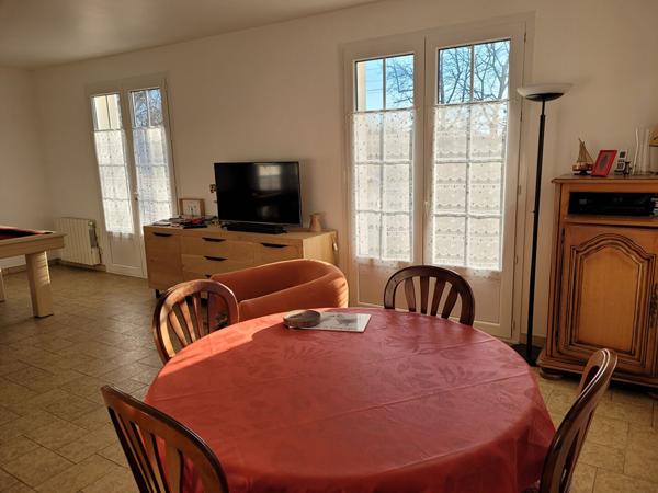 ROCHEFORT - Maison de plain-pied de 102 m² - 3 chambres - Garage et beau jardin clos