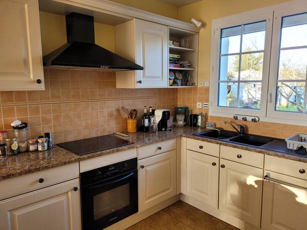 ROCHEFORT - Maison de plain-pied de 102 m² - 3 chambres - Garage et beau jardin clos