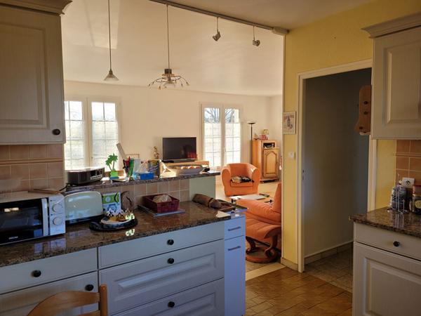 ROCHEFORT - Maison de plain-pied de 102 m² - 3 chambres - Garage et beau jardin clos