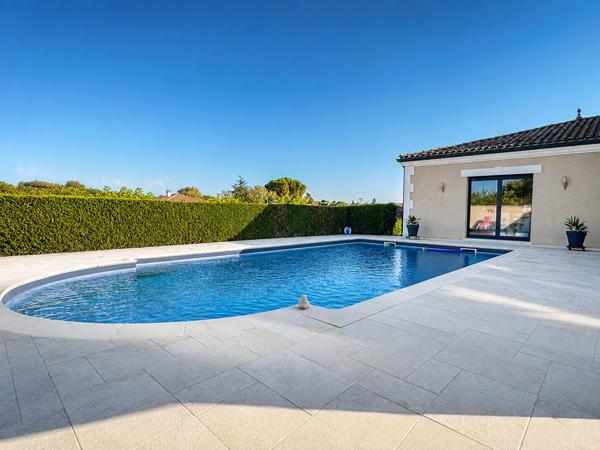 16560 ANAIS Villa de qualité avec piscine et maison indépendante à Anais
