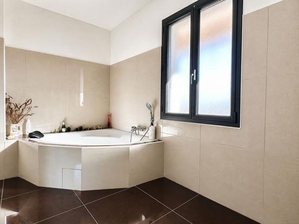 16560 ANAIS Villa de qualité avec piscine et maison indépendante à Anais