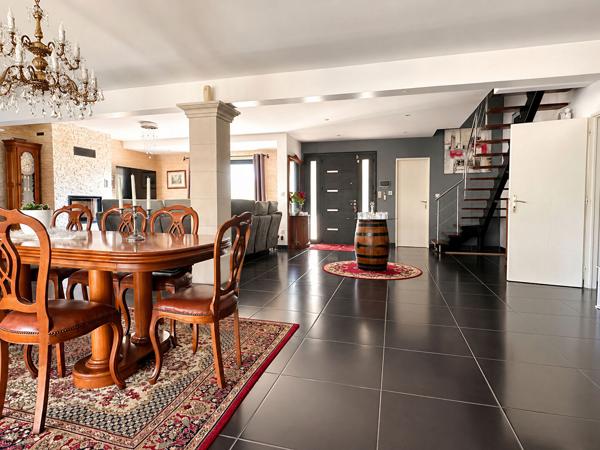 16560 ANAIS Villa de qualité avec piscine et maison indépendante à Anais