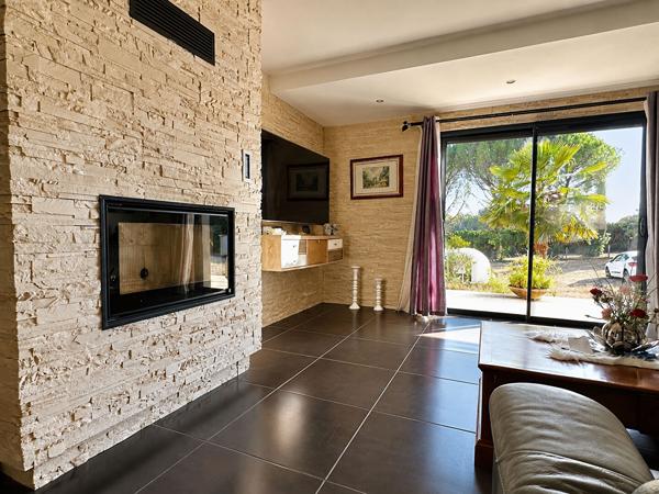 16560 ANAIS Villa de qualité avec piscine et maison indépendante à Anais