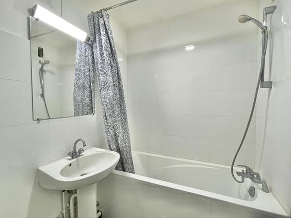 3p 56m2 + balcon, Buzenval, place de la Réunion