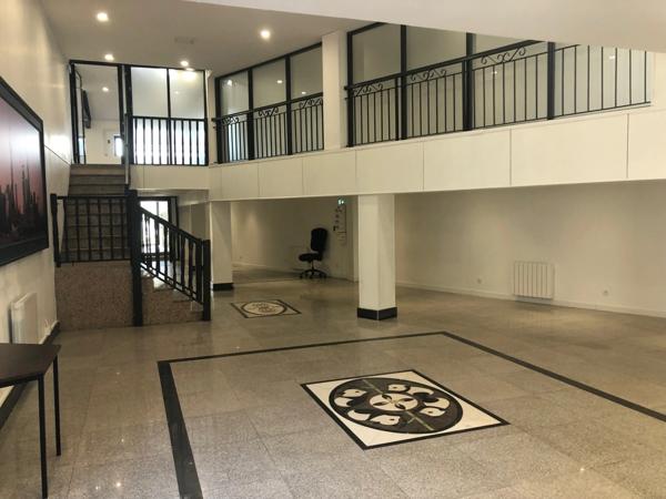Dpt Rhône (69), à louer CALUIRE ET CUIRE Bureaux / show room de 160m2 + 30m2 de patio avec portail sur rue pour accueil véhicule si besoin