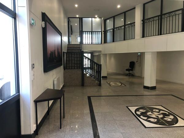 Dpt Rhône (69), à louer CALUIRE ET CUIRE Bureaux / show room de 160m2 + 30m2 de patio avec portail sur rue pour accueil véhicule si besoin