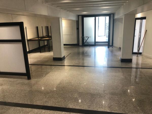 Dpt Rhône (69), à louer CALUIRE ET CUIRE Bureaux / show room de 160m2 + 30m2 de patio avec portail sur rue pour accueil véhicule si besoin