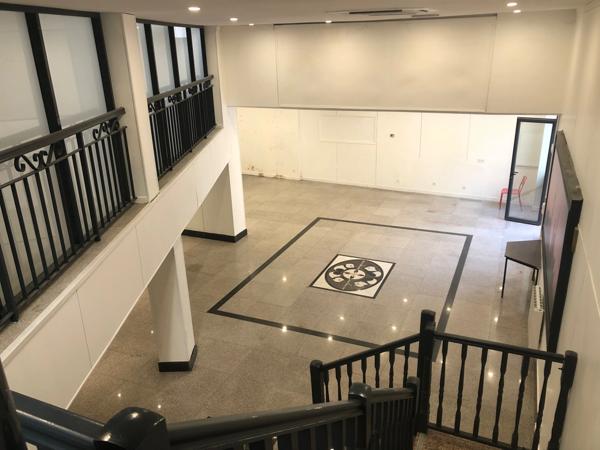 Dpt Rhône (69), à louer CALUIRE ET CUIRE Bureaux / show room de 160m2 + 30m2 de patio avec portail sur rue pour accueil véhicule si besoin