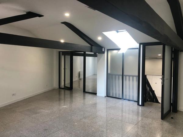 Dpt Rhône (69), à louer CALUIRE ET CUIRE Bureaux / show room de 160m2 + 30m2 de patio avec portail sur rue pour accueil véhicule si besoin