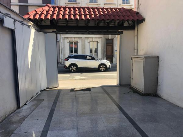 Dpt Rhône (69), à louer CALUIRE ET CUIRE Bureaux / show room de 160m2 + 30m2 de patio avec portail sur rue pour accueil véhicule si besoin