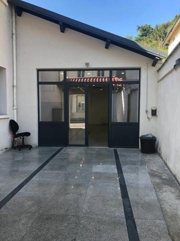 Dpt Rhône (69), à louer CALUIRE ET CUIRE Bureaux / show room de 160m2 + 30m2 de patio avec portail sur rue pour accueil véhicule si besoin