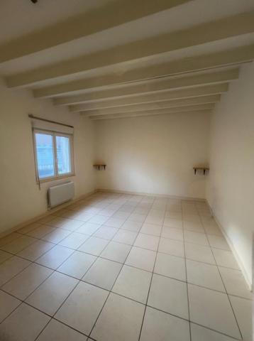 Maison de ville dans un secteur calme - 3 chambres - L'ISLE D'ESPAGNAC (16)