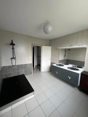 Maison de ville dans un secteur calme - 3 chambres - L'ISLE D'ESPAGNAC (16)