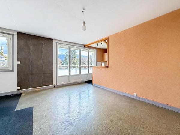 Luminosité, vue magnifique, résidence bien entretenue.