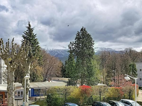 Luminosité, vue magnifique, résidence bien entretenue.