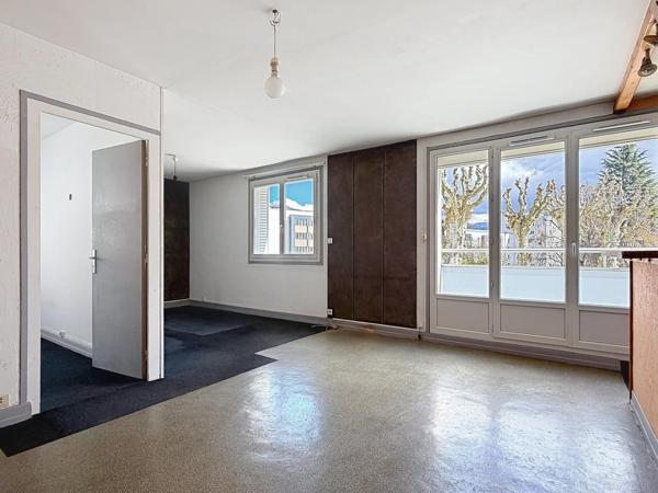 Luminosité, vue magnifique, résidence bien entretenue.