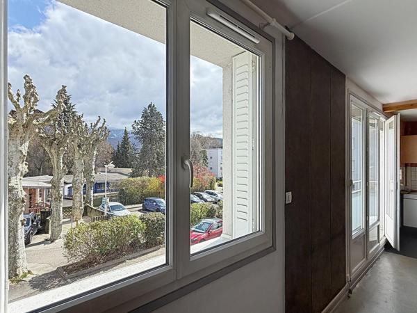 Luminosité, vue magnifique, résidence bien entretenue.