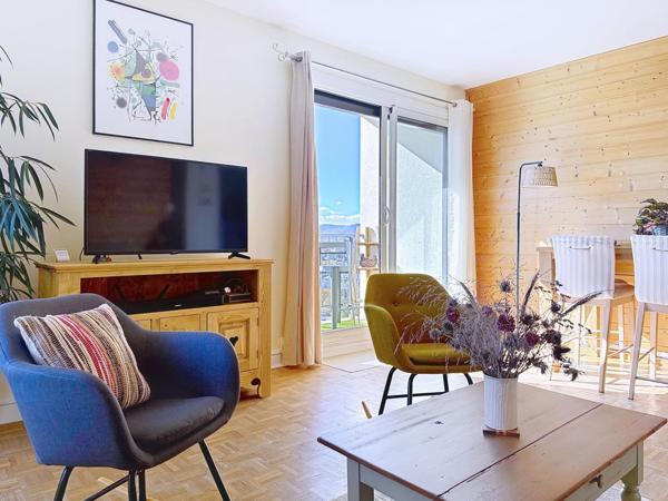 Appartement rénové, lumineux et cosy, avec vue exceptionnelle sur les massifs, ascenseur