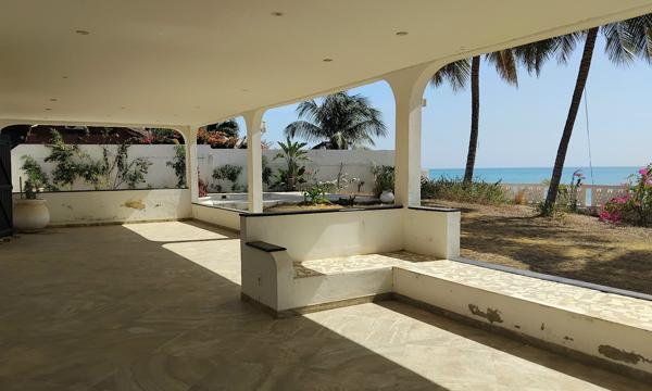 BORD DE MER GRANDE MAISON SUR TERRAIN DE 1619m2 AVEC ARRETE MINISTERIEL ET AUTORISATION DE CONSTRUIRE à Ngaparou Ngaparou