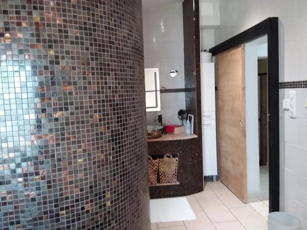 Maison à vendre 5 pièces BORDERES SUR L'ECHEZ (65) sur 1500 m² de terrain avec piscine et pool house.