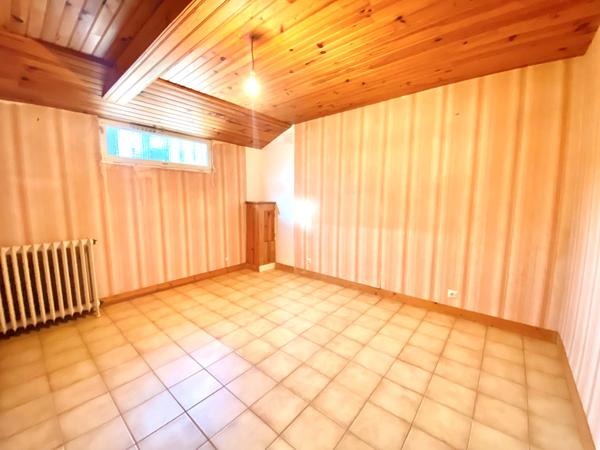 Agréable Maison de plain-pied surélevée - Beau Jardin  plat, clos et arboré - Sous - sol total - vaste Grenier