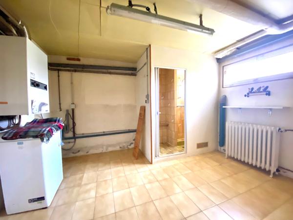 Agréable Maison de plain-pied surélevée - Beau Jardin  plat, clos et arboré - Sous - sol total - vaste Grenier