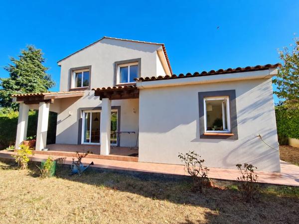 VILLEMOUSTAUSSOU – ÉLÉGANTE MAISON FAMILIALE AVEC JARDIN, TERRASSE ET GARAGE
