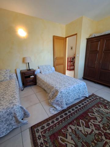 VILLEMOUSTAUSSOU – ÉLÉGANTE MAISON FAMILIALE AVEC JARDIN, TERRASSE ET GARAGE