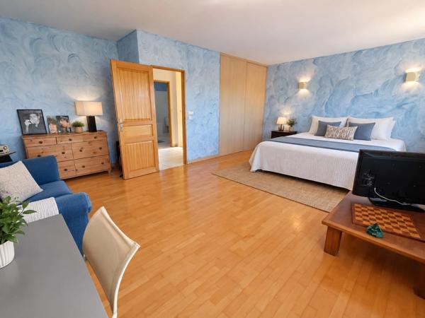 VILLEMOUSTAUSSOU – ÉLÉGANTE MAISON FAMILIALE AVEC JARDIN, TERRASSE ET GARAGE