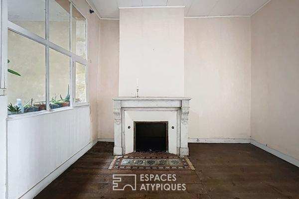 Jolie maison pierre à rénover avec patio en plein coeur de Saint-Michel