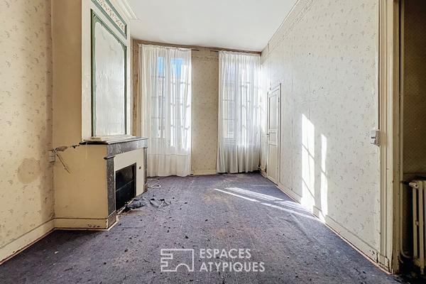 Jolie maison pierre à rénover avec patio en plein coeur de Saint-Michel