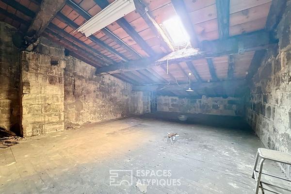 Jolie maison pierre à rénover avec patio en plein coeur de Saint-Michel