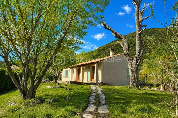 Située à 1 km du centre de Banon dans un cadre agréable, découvrez cette charmante maison de plain-pied offrant confort, fonctionnalité et beaux espaces de vie sur un terrain entièrement clôturé de 1310 m² avec deux portails.

Dès l’entrée, vous serez séduits par sa pièce de vie lumineuse d’environ 31 m² exposée Sud/Est, composée d’un salon chaleureux avec cheminée à insert, d’un espace salle à manger convivial ainsi que d’une cuisine ouverte aménagée et semi-équipée, idéale pour partager de beaux moments en famille ou entre amis.

La partie nuit propose quatre chambres, une salle de bains, une salle d’eau avec espace buanderie ainsi qu’un WC indépendant.

Un véritable atout supplémentaire : le garage entièrement carrelé, aménagé et habitable, bénéficiant d’une baie vitrée et d’un volet roulant.
Cet espace polyvalent pourra facilement s’adapter à vos besoins : bureau, atelier, salle de loisirs ou pour y faire votre quatrième chambre.

Côté confort, la maison dispose de prestations appréciables :
✓ Cheminée à insert
✓ Double vitrage bois avec moustiquaires
✓ Volets bois
✓ Fibre internet
✓ Vide sanitaire
✓ Carrelage dans toute la maison et le garage
✓ Chauffe-eau électrique 200 litres

À l’extérieur, vous profiterez d’une agréable terrasse pavée exposée plein Sud avec une partie couverte à l’avant de la maison, d’un éclairage extérieur ainsi que d’un jardin agrémenté de plusieurs arbres dont un olivier et un saule-pleureur, offrant une atmosphère agréable et conviviale.

La maison bénéficie d’un accès pratique tout en conservant un environnement agréable. Un rond-point desservant la route départementale se situe à proximité du secteur, sans visibilité directe depuis la propriété.

Le terrain permet actuellement le stationnement d’un seul véhicule à l’intérieur de la propriété grâce à l’abri voiture existant situé côté sud ouest de la maison. Des aménagements complémentaires pourront être éventuellement envisagés pour accueillir davantage de véhicules.

Maison raccordée à une fosse septique.

Le bien est actuellement loué. Les locataires quitteront la maison fin juin 2026.

Une maison idéale aussi bien pour une résidence principale, une maison de vacances ou un projet familial au calme, dans un environnement agréable à vivre. Organisons une visite !