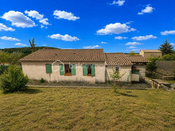 Située à 1 km du centre de Banon dans un cadre agréable, découvrez cette charmante maison de plain-pied offrant confort, fonctionnalité et beaux espaces de vie sur un terrain entièrement clôturé de 1310 m² avec deux portails.

Dès l’entrée, vous serez séduits par sa pièce de vie lumineuse d’environ 31 m² exposée Sud/Est, composée d’un salon chaleureux avec cheminée à insert, d’un espace salle à manger convivial ainsi que d’une cuisine ouverte aménagée et semi-équipée, idéale pour partager de beaux moments en famille ou entre amis.

La partie nuit propose quatre chambres, une salle de bains, une salle d’eau avec espace buanderie ainsi qu’un WC indépendant.

Un véritable atout supplémentaire : le garage entièrement carrelé, aménagé et habitable, bénéficiant d’une baie vitrée et d’un volet roulant.
Cet espace polyvalent pourra facilement s’adapter à vos besoins : bureau, atelier, salle de loisirs ou pour y faire votre quatrième chambre.

Côté confort, la maison dispose de prestations appréciables :
✓ Cheminée à insert
✓ Double vitrage bois avec moustiquaires
✓ Volets bois
✓ Fibre internet
✓ Vide sanitaire
✓ Carrelage dans toute la maison et le garage
✓ Chauffe-eau électrique 200 litres

À l’extérieur, vous profiterez d’une agréable terrasse pavée exposée plein Sud avec une partie couverte à l’avant de la maison, d’un éclairage extérieur ainsi que d’un jardin agrémenté de plusieurs arbres dont un olivier et un saule-pleureur, offrant une atmosphère agréable et conviviale.

La maison bénéficie d’un accès pratique tout en conservant un environnement agréable. Un rond-point desservant la route départementale se situe à proximité du secteur, sans visibilité directe depuis la propriété.

Le terrain permet actuellement le stationnement d’un seul véhicule à l’intérieur de la propriété grâce à l’abri voiture existant situé côté sud ouest de la maison. Des aménagements complémentaires pourront être éventuellement envisagés pour accueillir davantage de véhicules.

Maison raccordée à une fosse septique.

Le bien est actuellement loué. Les locataires quitteront la maison fin juin 2026.

Une maison idéale aussi bien pour une résidence principale, une maison de vacances ou un projet familial au calme, dans un environnement agréable à vivre. Organisons une visite !