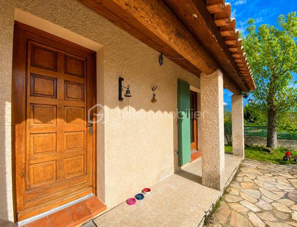Située à 1 km du centre de Banon dans un cadre agréable, découvrez cette charmante maison de plain-pied offrant confort, fonctionnalité et beaux espaces de vie sur un terrain entièrement clôturé de 1310 m² avec deux portails.

Dès l’entrée, vous serez séduits par sa pièce de vie lumineuse d’environ 31 m² exposée Sud/Est, composée d’un salon chaleureux avec cheminée à insert, d’un espace salle à manger convivial ainsi que d’une cuisine ouverte aménagée et semi-équipée, idéale pour partager de beaux moments en famille ou entre amis.

La partie nuit propose quatre chambres, une salle de bains, une salle d’eau avec espace buanderie ainsi qu’un WC indépendant.

Un véritable atout supplémentaire : le garage entièrement carrelé, aménagé et habitable, bénéficiant d’une baie vitrée et d’un volet roulant.
Cet espace polyvalent pourra facilement s’adapter à vos besoins : bureau, atelier, salle de loisirs ou pour y faire votre quatrième chambre.

Côté confort, la maison dispose de prestations appréciables :
✓ Cheminée à insert
✓ Double vitrage bois avec moustiquaires
✓ Volets bois
✓ Fibre internet
✓ Vide sanitaire
✓ Carrelage dans toute la maison et le garage
✓ Chauffe-eau électrique 200 litres

À l’extérieur, vous profiterez d’une agréable terrasse pavée exposée plein Sud avec une partie couverte à l’avant de la maison, d’un éclairage extérieur ainsi que d’un jardin agrémenté de plusieurs arbres dont un olivier et un saule-pleureur, offrant une atmosphère agréable et conviviale.

La maison bénéficie d’un accès pratique tout en conservant un environnement agréable. Un rond-point desservant la route départementale se situe à proximité du secteur, sans visibilité directe depuis la propriété.

Le terrain permet actuellement le stationnement d’un seul véhicule à l’intérieur de la propriété grâce à l’abri voiture existant situé côté sud ouest de la maison. Des aménagements complémentaires pourront être éventuellement envisagés pour accueillir davantage de véhicules.

Maison raccordée à une fosse septique.

Le bien est actuellement loué. Les locataires quitteront la maison fin juin 2026.

Une maison idéale aussi bien pour une résidence principale, une maison de vacances ou un projet familial au calme, dans un environnement agréable à vivre. Organisons une visite !