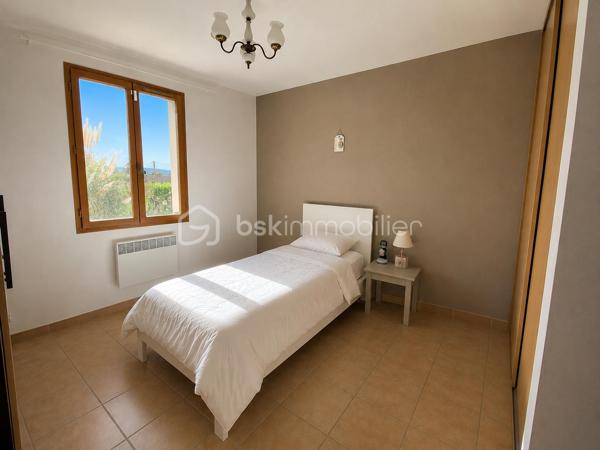 Située à 1 km du centre de Banon dans un cadre agréable, découvrez cette charmante maison de plain-pied offrant confort, fonctionnalité et beaux espaces de vie sur un terrain entièrement clôturé de 1310 m² avec deux portails.

Dès l’entrée, vous serez séduits par sa pièce de vie lumineuse d’environ 31 m² exposée Sud/Est, composée d’un salon chaleureux avec cheminée à insert, d’un espace salle à manger convivial ainsi que d’une cuisine ouverte aménagée et semi-équipée, idéale pour partager de beaux moments en famille ou entre amis.

La partie nuit propose quatre chambres, une salle de bains, une salle d’eau avec espace buanderie ainsi qu’un WC indépendant.

Un véritable atout supplémentaire : le garage entièrement carrelé, aménagé et habitable, bénéficiant d’une baie vitrée et d’un volet roulant.
Cet espace polyvalent pourra facilement s’adapter à vos besoins : bureau, atelier, salle de loisirs ou pour y faire votre quatrième chambre.

Côté confort, la maison dispose de prestations appréciables :
✓ Cheminée à insert
✓ Double vitrage bois avec moustiquaires
✓ Volets bois
✓ Fibre internet
✓ Vide sanitaire
✓ Carrelage dans toute la maison et le garage
✓ Chauffe-eau électrique 200 litres

À l’extérieur, vous profiterez d’une agréable terrasse pavée exposée plein Sud avec une partie couverte à l’avant de la maison, d’un éclairage extérieur ainsi que d’un jardin agrémenté de plusieurs arbres dont un olivier et un saule-pleureur, offrant une atmosphère agréable et conviviale.

La maison bénéficie d’un accès pratique tout en conservant un environnement agréable. Un rond-point desservant la route départementale se situe à proximité du secteur, sans visibilité directe depuis la propriété.

Le terrain permet actuellement le stationnement d’un seul véhicule à l’intérieur de la propriété grâce à l’abri voiture existant situé côté sud ouest de la maison. Des aménagements complémentaires pourront être éventuellement envisagés pour accueillir davantage de véhicules.

Maison raccordée à une fosse septique.

Le bien est actuellement loué. Les locataires quitteront la maison fin juin 2026.

Une maison idéale aussi bien pour une résidence principale, une maison de vacances ou un projet familial au calme, dans un environnement agréable à vivre. Organisons une visite !