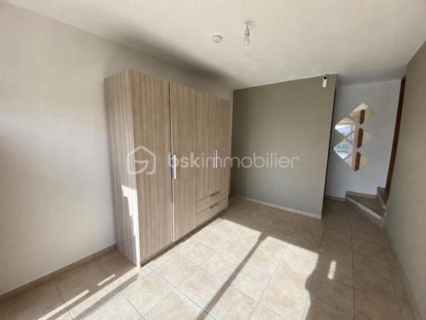 Située à 1 km du centre de Banon dans un cadre agréable, découvrez cette charmante maison de plain-pied offrant confort, fonctionnalité et beaux espaces de vie sur un terrain entièrement clôturé de 1310 m² avec deux portails.

Dès l’entrée, vous serez séduits par sa pièce de vie lumineuse d’environ 31 m² exposée Sud/Est, composée d’un salon chaleureux avec cheminée à insert, d’un espace salle à manger convivial ainsi que d’une cuisine ouverte aménagée et semi-équipée, idéale pour partager de beaux moments en famille ou entre amis.

La partie nuit propose quatre chambres, une salle de bains, une salle d’eau avec espace buanderie ainsi qu’un WC indépendant.

Un véritable atout supplémentaire : le garage entièrement carrelé, aménagé et habitable, bénéficiant d’une baie vitrée et d’un volet roulant.
Cet espace polyvalent pourra facilement s’adapter à vos besoins : bureau, atelier, salle de loisirs ou pour y faire votre quatrième chambre.

Côté confort, la maison dispose de prestations appréciables :
✓ Cheminée à insert
✓ Double vitrage bois avec moustiquaires
✓ Volets bois
✓ Fibre internet
✓ Vide sanitaire
✓ Carrelage dans toute la maison et le garage
✓ Chauffe-eau électrique 200 litres

À l’extérieur, vous profiterez d’une agréable terrasse pavée exposée plein Sud avec une partie couverte à l’avant de la maison, d’un éclairage extérieur ainsi que d’un jardin agrémenté de plusieurs arbres dont un olivier et un saule-pleureur, offrant une atmosphère agréable et conviviale.

La maison bénéficie d’un accès pratique tout en conservant un environnement agréable. Un rond-point desservant la route départementale se situe à proximité du secteur, sans visibilité directe depuis la propriété.

Le terrain permet actuellement le stationnement d’un seul véhicule à l’intérieur de la propriété grâce à l’abri voiture existant situé côté sud ouest de la maison. Des aménagements complémentaires pourront être éventuellement envisagés pour accueillir davantage de véhicules.

Maison raccordée à une fosse septique.

Le bien est actuellement loué. Les locataires quitteront la maison fin juin 2026.

Une maison idéale aussi bien pour une résidence principale, une maison de vacances ou un projet familial au calme, dans un environnement agréable à vivre. Organisons une visite !