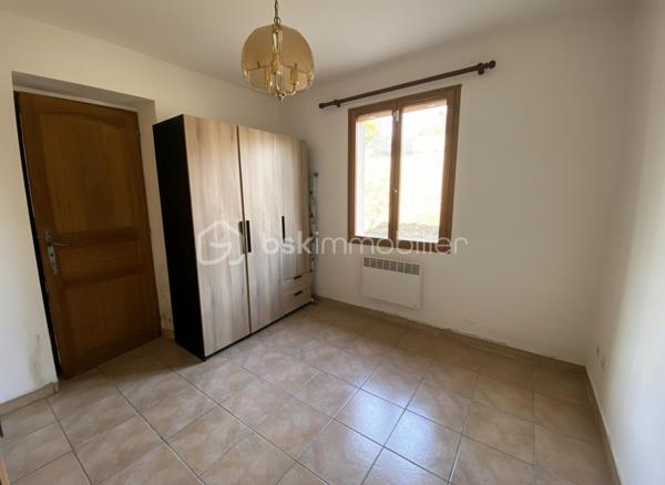 Située à 1 km du centre de Banon dans un cadre agréable, découvrez cette charmante maison de plain-pied offrant confort, fonctionnalité et beaux espaces de vie sur un terrain entièrement clôturé de 1310 m² avec deux portails.

Dès l’entrée, vous serez séduits par sa pièce de vie lumineuse d’environ 31 m² exposée Sud/Est, composée d’un salon chaleureux avec cheminée à insert, d’un espace salle à manger convivial ainsi que d’une cuisine ouverte aménagée et semi-équipée, idéale pour partager de beaux moments en famille ou entre amis.

La partie nuit propose quatre chambres, une salle de bains, une salle d’eau avec espace buanderie ainsi qu’un WC indépendant.

Un véritable atout supplémentaire : le garage entièrement carrelé, aménagé et habitable, bénéficiant d’une baie vitrée et d’un volet roulant.
Cet espace polyvalent pourra facilement s’adapter à vos besoins : bureau, atelier, salle de loisirs ou pour y faire votre quatrième chambre.

Côté confort, la maison dispose de prestations appréciables :
✓ Cheminée à insert
✓ Double vitrage bois avec moustiquaires
✓ Volets bois
✓ Fibre internet
✓ Vide sanitaire
✓ Carrelage dans toute la maison et le garage
✓ Chauffe-eau électrique 200 litres

À l’extérieur, vous profiterez d’une agréable terrasse pavée exposée plein Sud avec une partie couverte à l’avant de la maison, d’un éclairage extérieur ainsi que d’un jardin agrémenté de plusieurs arbres dont un olivier et un saule-pleureur, offrant une atmosphère agréable et conviviale.

La maison bénéficie d’un accès pratique tout en conservant un environnement agréable. Un rond-point desservant la route départementale se situe à proximité du secteur, sans visibilité directe depuis la propriété.

Le terrain permet actuellement le stationnement d’un seul véhicule à l’intérieur de la propriété grâce à l’abri voiture existant situé côté sud ouest de la maison. Des aménagements complémentaires pourront être éventuellement envisagés pour accueillir davantage de véhicules.

Maison raccordée à une fosse septique.

Le bien est actuellement loué. Les locataires quitteront la maison fin juin 2026.

Une maison idéale aussi bien pour une résidence principale, une maison de vacances ou un projet familial au calme, dans un environnement agréable à vivre. Organisons une visite !
