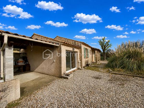 Située à 1 km du centre de Banon dans un cadre agréable, découvrez cette charmante maison de plain-pied offrant confort, fonctionnalité et beaux espaces de vie sur un terrain entièrement clôturé de 1310 m² avec deux portails.

Dès l’entrée, vous serez séduits par sa pièce de vie lumineuse d’environ 31 m² exposée Sud/Est, composée d’un salon chaleureux avec cheminée à insert, d’un espace salle à manger convivial ainsi que d’une cuisine ouverte aménagée et semi-équipée, idéale pour partager de beaux moments en famille ou entre amis.

La partie nuit propose quatre chambres, une salle de bains, une salle d’eau avec espace buanderie ainsi qu’un WC indépendant.

Un véritable atout supplémentaire : le garage entièrement carrelé, aménagé et habitable, bénéficiant d’une baie vitrée et d’un volet roulant.
Cet espace polyvalent pourra facilement s’adapter à vos besoins : bureau, atelier, salle de loisirs ou pour y faire votre quatrième chambre.

Côté confort, la maison dispose de prestations appréciables :
✓ Cheminée à insert
✓ Double vitrage bois avec moustiquaires
✓ Volets bois
✓ Fibre internet
✓ Vide sanitaire
✓ Carrelage dans toute la maison et le garage
✓ Chauffe-eau électrique 200 litres

À l’extérieur, vous profiterez d’une agréable terrasse pavée exposée plein Sud avec une partie couverte à l’avant de la maison, d’un éclairage extérieur ainsi que d’un jardin agrémenté de plusieurs arbres dont un olivier et un saule-pleureur, offrant une atmosphère agréable et conviviale.

La maison bénéficie d’un accès pratique tout en conservant un environnement agréable. Un rond-point desservant la route départementale se situe à proximité du secteur, sans visibilité directe depuis la propriété.

Le terrain permet actuellement le stationnement d’un seul véhicule à l’intérieur de la propriété grâce à l’abri voiture existant situé côté sud ouest de la maison. Des aménagements complémentaires pourront être éventuellement envisagés pour accueillir davantage de véhicules.

Maison raccordée à une fosse septique.

Le bien est actuellement loué. Les locataires quitteront la maison fin juin 2026.

Une maison idéale aussi bien pour une résidence principale, une maison de vacances ou un projet familial au calme, dans un environnement agréable à vivre. Organisons une visite !