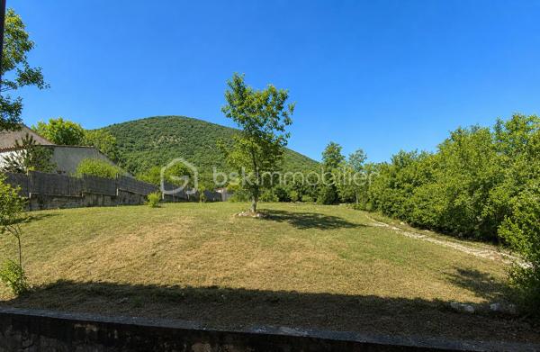 Située à 1 km du centre de Banon dans un cadre agréable, découvrez cette charmante maison de plain-pied offrant confort, fonctionnalité et beaux espaces de vie sur un terrain entièrement clôturé de 1310 m² avec deux portails.

Dès l’entrée, vous serez séduits par sa pièce de vie lumineuse d’environ 31 m² exposée Sud/Est, composée d’un salon chaleureux avec cheminée à insert, d’un espace salle à manger convivial ainsi que d’une cuisine ouverte aménagée et semi-équipée, idéale pour partager de beaux moments en famille ou entre amis.

La partie nuit propose quatre chambres, une salle de bains, une salle d’eau avec espace buanderie ainsi qu’un WC indépendant.

Un véritable atout supplémentaire : le garage entièrement carrelé, aménagé et habitable, bénéficiant d’une baie vitrée et d’un volet roulant.
Cet espace polyvalent pourra facilement s’adapter à vos besoins : bureau, atelier, salle de loisirs ou pour y faire votre quatrième chambre.

Côté confort, la maison dispose de prestations appréciables :
✓ Cheminée à insert
✓ Double vitrage bois avec moustiquaires
✓ Volets bois
✓ Fibre internet
✓ Vide sanitaire
✓ Carrelage dans toute la maison et le garage
✓ Chauffe-eau électrique 200 litres

À l’extérieur, vous profiterez d’une agréable terrasse pavée exposée plein Sud avec une partie couverte à l’avant de la maison, d’un éclairage extérieur ainsi que d’un jardin agrémenté de plusieurs arbres dont un olivier et un saule-pleureur, offrant une atmosphère agréable et conviviale.

La maison bénéficie d’un accès pratique tout en conservant un environnement agréable. Un rond-point desservant la route départementale se situe à proximité du secteur, sans visibilité directe depuis la propriété.

Le terrain permet actuellement le stationnement d’un seul véhicule à l’intérieur de la propriété grâce à l’abri voiture existant situé côté sud ouest de la maison. Des aménagements complémentaires pourront être éventuellement envisagés pour accueillir davantage de véhicules.

Maison raccordée à une fosse septique.

Le bien est actuellement loué. Les locataires quitteront la maison fin juin 2026.

Une maison idéale aussi bien pour une résidence principale, une maison de vacances ou un projet familial au calme, dans un environnement agréable à vivre. Organisons une visite !