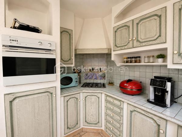 Située à 1 km du centre de Banon dans un cadre agréable, découvrez cette charmante maison de plain-pied offrant confort, fonctionnalité et beaux espaces de vie sur un terrain entièrement clôturé de 1310 m² avec deux portails.

Dès l’entrée, vous serez séduits par sa pièce de vie lumineuse d’environ 31 m² exposée Sud/Est, composée d’un salon chaleureux avec cheminée à insert, d’un espace salle à manger convivial ainsi que d’une cuisine ouverte aménagée et semi-équipée, idéale pour partager de beaux moments en famille ou entre amis.

La partie nuit propose quatre chambres, une salle de bains, une salle d’eau avec espace buanderie ainsi qu’un WC indépendant.

Un véritable atout supplémentaire : le garage entièrement carrelé, aménagé et habitable, bénéficiant d’une baie vitrée et d’un volet roulant.
Cet espace polyvalent pourra facilement s’adapter à vos besoins : bureau, atelier, salle de loisirs ou pour y faire votre quatrième chambre.

Côté confort, la maison dispose de prestations appréciables :
✓ Cheminée à insert
✓ Double vitrage bois avec moustiquaires
✓ Volets bois
✓ Fibre internet
✓ Vide sanitaire
✓ Carrelage dans toute la maison et le garage
✓ Chauffe-eau électrique 200 litres

À l’extérieur, vous profiterez d’une agréable terrasse pavée exposée plein Sud avec une partie couverte à l’avant de la maison, d’un éclairage extérieur ainsi que d’un jardin agrémenté de plusieurs arbres dont un olivier et un saule-pleureur, offrant une atmosphère agréable et conviviale.

La maison bénéficie d’un accès pratique tout en conservant un environnement agréable. Un rond-point desservant la route départementale se situe à proximité du secteur, sans visibilité directe depuis la propriété.

Le terrain permet actuellement le stationnement d’un seul véhicule à l’intérieur de la propriété grâce à l’abri voiture existant situé côté sud ouest de la maison. Des aménagements complémentaires pourront être éventuellement envisagés pour accueillir davantage de véhicules.

Maison raccordée à une fosse septique.

Le bien est actuellement loué. Les locataires quitteront la maison fin juin 2026.

Une maison idéale aussi bien pour une résidence principale, une maison de vacances ou un projet familial au calme, dans un environnement agréable à vivre. Organisons une visite !