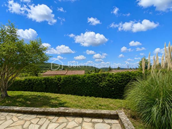 Située à 1 km du centre de Banon dans un cadre agréable, découvrez cette charmante maison de plain-pied offrant confort, fonctionnalité et beaux espaces de vie sur un terrain entièrement clôturé de 1310 m² avec deux portails.

Dès l’entrée, vous serez séduits par sa pièce de vie lumineuse d’environ 31 m² exposée Sud/Est, composée d’un salon chaleureux avec cheminée à insert, d’un espace salle à manger convivial ainsi que d’une cuisine ouverte aménagée et semi-équipée, idéale pour partager de beaux moments en famille ou entre amis.

La partie nuit propose quatre chambres, une salle de bains, une salle d’eau avec espace buanderie ainsi qu’un WC indépendant.

Un véritable atout supplémentaire : le garage entièrement carrelé, aménagé et habitable, bénéficiant d’une baie vitrée et d’un volet roulant.
Cet espace polyvalent pourra facilement s’adapter à vos besoins : bureau, atelier, salle de loisirs ou pour y faire votre quatrième chambre.

Côté confort, la maison dispose de prestations appréciables :
✓ Cheminée à insert
✓ Double vitrage bois avec moustiquaires
✓ Volets bois
✓ Fibre internet
✓ Vide sanitaire
✓ Carrelage dans toute la maison et le garage
✓ Chauffe-eau électrique 200 litres

À l’extérieur, vous profiterez d’une agréable terrasse pavée exposée plein Sud avec une partie couverte à l’avant de la maison, d’un éclairage extérieur ainsi que d’un jardin agrémenté de plusieurs arbres dont un olivier et un saule-pleureur, offrant une atmosphère agréable et conviviale.

La maison bénéficie d’un accès pratique tout en conservant un environnement agréable. Un rond-point desservant la route départementale se situe à proximité du secteur, sans visibilité directe depuis la propriété.

Le terrain permet actuellement le stationnement d’un seul véhicule à l’intérieur de la propriété grâce à l’abri voiture existant situé côté sud ouest de la maison. Des aménagements complémentaires pourront être éventuellement envisagés pour accueillir davantage de véhicules.

Maison raccordée à une fosse septique.

Le bien est actuellement loué. Les locataires quitteront la maison fin juin 2026.

Une maison idéale aussi bien pour une résidence principale, une maison de vacances ou un projet familial au calme, dans un environnement agréable à vivre. Organisons une visite !