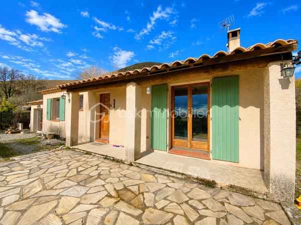 Située à 1 km du centre de Banon dans un cadre agréable, découvrez cette charmante maison de plain-pied offrant confort, fonctionnalité et beaux espaces de vie sur un terrain entièrement clôturé de 1310 m² avec deux portails.

Dès l’entrée, vous serez séduits par sa pièce de vie lumineuse d’environ 31 m² exposée Sud/Est, composée d’un salon chaleureux avec cheminée à insert, d’un espace salle à manger convivial ainsi que d’une cuisine ouverte aménagée et semi-équipée, idéale pour partager de beaux moments en famille ou entre amis.

La partie nuit propose quatre chambres, une salle de bains, une salle d’eau avec espace buanderie ainsi qu’un WC indépendant.

Un véritable atout supplémentaire : le garage entièrement carrelé, aménagé et habitable, bénéficiant d’une baie vitrée et d’un volet roulant.
Cet espace polyvalent pourra facilement s’adapter à vos besoins : bureau, atelier, salle de loisirs ou pour y faire votre quatrième chambre.

Côté confort, la maison dispose de prestations appréciables :
✓ Cheminée à insert
✓ Double vitrage bois avec moustiquaires
✓ Volets bois
✓ Fibre internet
✓ Vide sanitaire
✓ Carrelage dans toute la maison et le garage
✓ Chauffe-eau électrique 200 litres

À l’extérieur, vous profiterez d’une agréable terrasse pavée exposée plein Sud avec une partie couverte à l’avant de la maison, d’un éclairage extérieur ainsi que d’un jardin agrémenté de plusieurs arbres dont un olivier et un saule-pleureur, offrant une atmosphère agréable et conviviale.

La maison bénéficie d’un accès pratique tout en conservant un environnement agréable. Un rond-point desservant la route départementale se situe à proximité du secteur, sans visibilité directe depuis la propriété.

Le terrain permet actuellement le stationnement d’un seul véhicule à l’intérieur de la propriété grâce à l’abri voiture existant situé côté sud ouest de la maison. Des aménagements complémentaires pourront être éventuellement envisagés pour accueillir davantage de véhicules.

Maison raccordée à une fosse septique.

Le bien est actuellement loué. Les locataires quitteront la maison fin juin 2026.

Une maison idéale aussi bien pour une résidence principale, une maison de vacances ou un projet familial au calme, dans un environnement agréable à vivre. Organisons une visite !