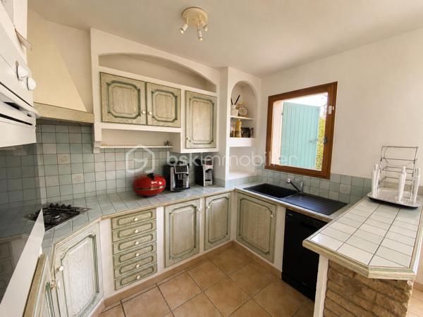 Située à 1 km du centre de Banon dans un cadre agréable, découvrez cette charmante maison de plain-pied offrant confort, fonctionnalité et beaux espaces de vie sur un terrain entièrement clôturé de 1310 m² avec deux portails.

Dès l’entrée, vous serez séduits par sa pièce de vie lumineuse d’environ 31 m² exposée Sud/Est, composée d’un salon chaleureux avec cheminée à insert, d’un espace salle à manger convivial ainsi que d’une cuisine ouverte aménagée et semi-équipée, idéale pour partager de beaux moments en famille ou entre amis.

La partie nuit propose quatre chambres, une salle de bains, une salle d’eau avec espace buanderie ainsi qu’un WC indépendant.

Un véritable atout supplémentaire : le garage entièrement carrelé, aménagé et habitable, bénéficiant d’une baie vitrée et d’un volet roulant.
Cet espace polyvalent pourra facilement s’adapter à vos besoins : bureau, atelier, salle de loisirs ou pour y faire votre quatrième chambre.

Côté confort, la maison dispose de prestations appréciables :
✓ Cheminée à insert
✓ Double vitrage bois avec moustiquaires
✓ Volets bois
✓ Fibre internet
✓ Vide sanitaire
✓ Carrelage dans toute la maison et le garage
✓ Chauffe-eau électrique 200 litres

À l’extérieur, vous profiterez d’une agréable terrasse pavée exposée plein Sud avec une partie couverte à l’avant de la maison, d’un éclairage extérieur ainsi que d’un jardin agrémenté de plusieurs arbres dont un olivier et un saule-pleureur, offrant une atmosphère agréable et conviviale.

La maison bénéficie d’un accès pratique tout en conservant un environnement agréable. Un rond-point desservant la route départementale se situe à proximité du secteur, sans visibilité directe depuis la propriété.

Le terrain permet actuellement le stationnement d’un seul véhicule à l’intérieur de la propriété grâce à l’abri voiture existant situé côté sud ouest de la maison. Des aménagements complémentaires pourront être éventuellement envisagés pour accueillir davantage de véhicules.

Maison raccordée à une fosse septique.

Le bien est actuellement loué. Les locataires quitteront la maison fin juin 2026.

Une maison idéale aussi bien pour une résidence principale, une maison de vacances ou un projet familial au calme, dans un environnement agréable à vivre. Organisons une visite !
