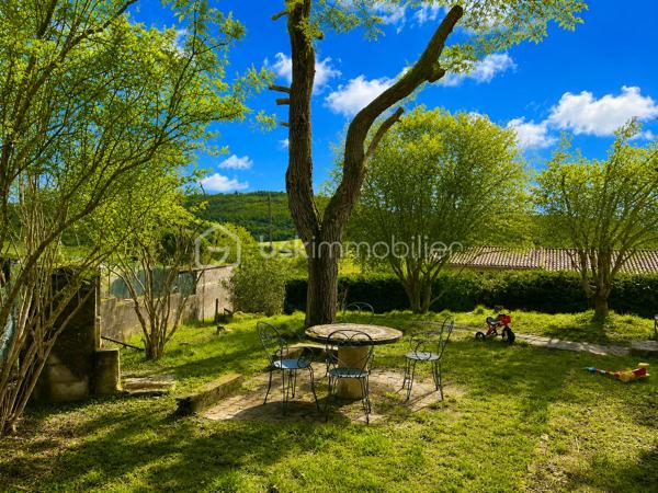 Située à 1 km du centre de Banon dans un cadre agréable, découvrez cette charmante maison de plain-pied offrant confort, fonctionnalité et beaux espaces de vie sur un terrain entièrement clôturé de 1310 m² avec deux portails.

Dès l’entrée, vous serez séduits par sa pièce de vie lumineuse d’environ 31 m² exposée Sud/Est, composée d’un salon chaleureux avec cheminée à insert, d’un espace salle à manger convivial ainsi que d’une cuisine ouverte aménagée et semi-équipée, idéale pour partager de beaux moments en famille ou entre amis.

La partie nuit propose quatre chambres, une salle de bains, une salle d’eau avec espace buanderie ainsi qu’un WC indépendant.

Un véritable atout supplémentaire : le garage entièrement carrelé, aménagé et habitable, bénéficiant d’une baie vitrée et d’un volet roulant.
Cet espace polyvalent pourra facilement s’adapter à vos besoins : bureau, atelier, salle de loisirs ou pour y faire votre quatrième chambre.

Côté confort, la maison dispose de prestations appréciables :
✓ Cheminée à insert
✓ Double vitrage bois avec moustiquaires
✓ Volets bois
✓ Fibre internet
✓ Vide sanitaire
✓ Carrelage dans toute la maison et le garage
✓ Chauffe-eau électrique 200 litres

À l’extérieur, vous profiterez d’une agréable terrasse pavée exposée plein Sud avec une partie couverte à l’avant de la maison, d’un éclairage extérieur ainsi que d’un jardin agrémenté de plusieurs arbres dont un olivier et un saule-pleureur, offrant une atmosphère agréable et conviviale.

La maison bénéficie d’un accès pratique tout en conservant un environnement agréable. Un rond-point desservant la route départementale se situe à proximité du secteur, sans visibilité directe depuis la propriété.

Le terrain permet actuellement le stationnement d’un seul véhicule à l’intérieur de la propriété grâce à l’abri voiture existant situé côté sud ouest de la maison. Des aménagements complémentaires pourront être éventuellement envisagés pour accueillir davantage de véhicules.

Maison raccordée à une fosse septique.

Le bien est actuellement loué. Les locataires quitteront la maison fin juin 2026.

Une maison idéale aussi bien pour une résidence principale, une maison de vacances ou un projet familial au calme, dans un environnement agréable à vivre. Organisons une visite !